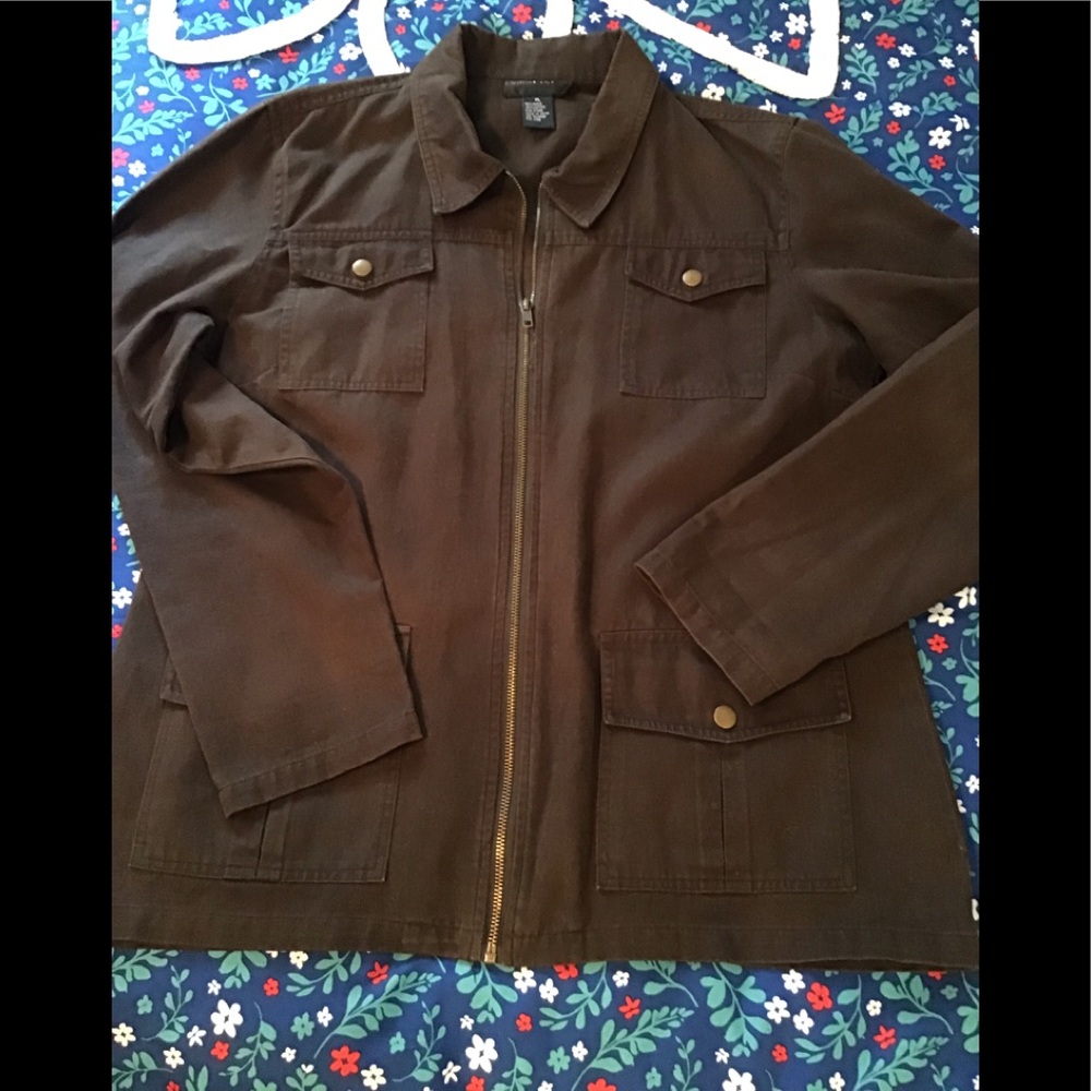 Women’s size extra large outer edge zip up jacket four pockets